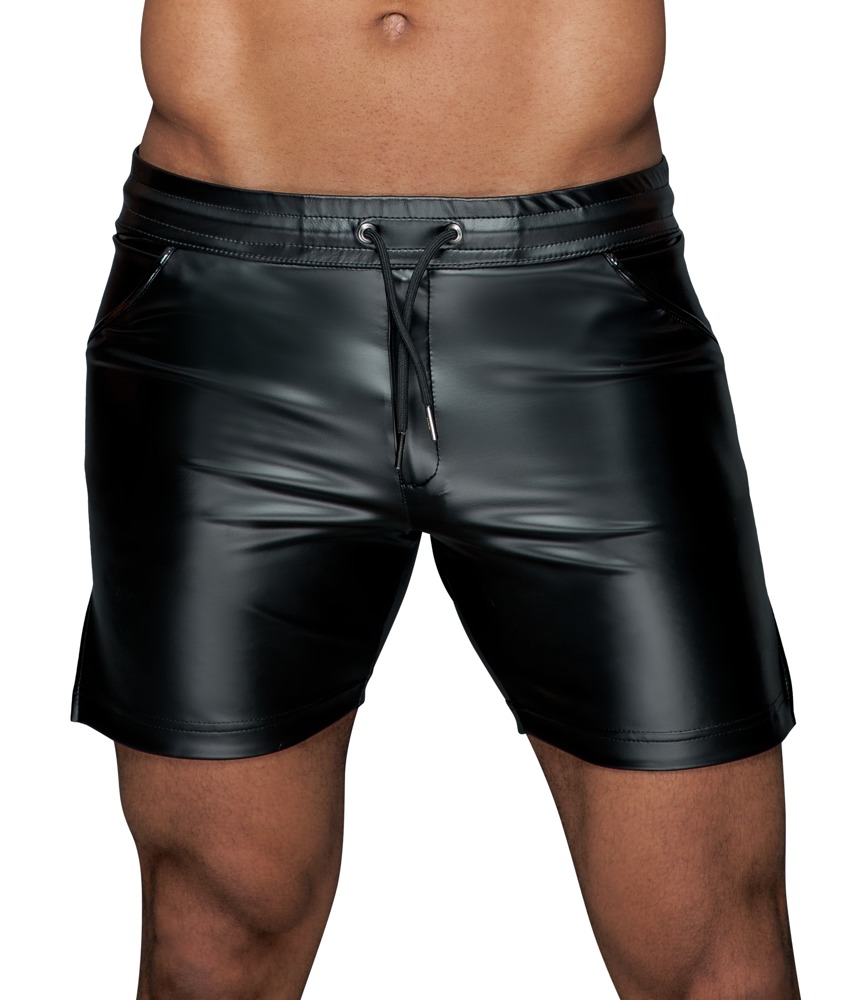 Shorts "missbehaved" I Powerwetlook fra Noir