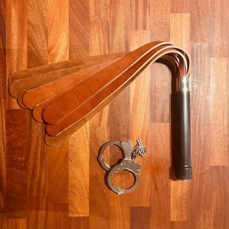 The Kick Tung Skind Flogger fra Made By Lei